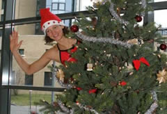 Antje Buschschulte hinterm Weihnachtsbaum